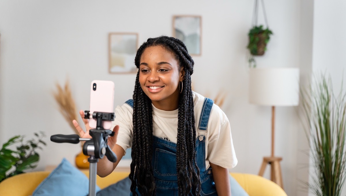 Une créatrice enregistre une vidéo chez elle