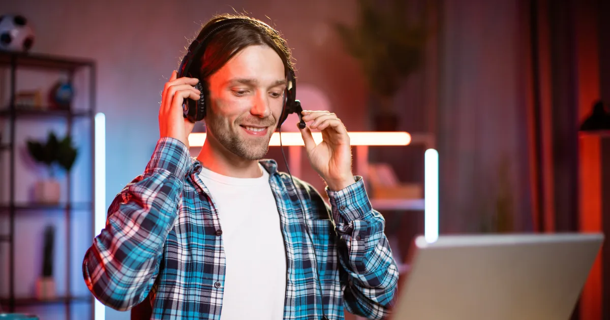 Un créateur ajuste son casque avant un direct