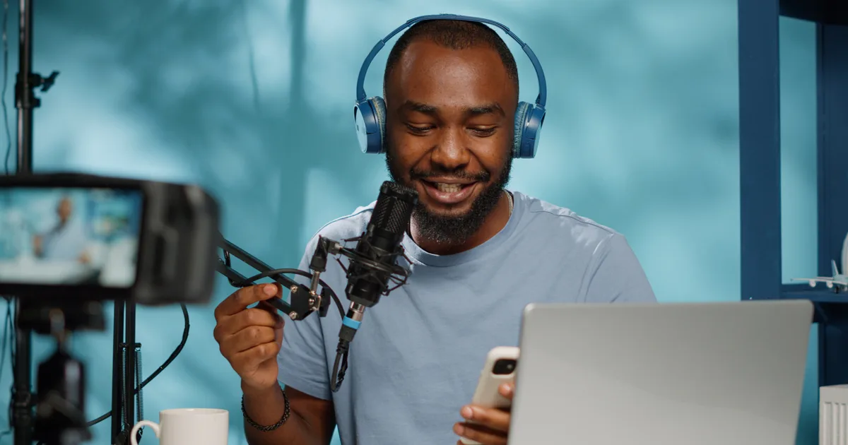 Un créateur enregistre un contenu audio chez lui